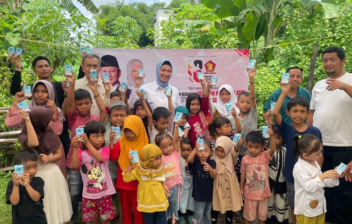 Di HUT ke-18 Partai Gerindra, Andi Nirawati Gelar Aksi Berbagi Susu Gratis di Kabupaten Pangkep